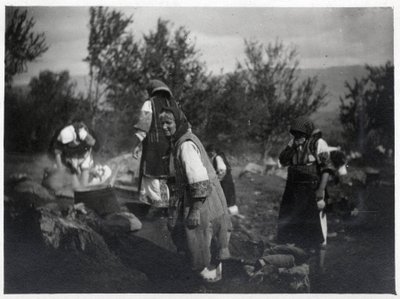 Péninsule balkanique : femmes devant un pot sur un feu - Carte postale 1914-1918 - William M. Timlin