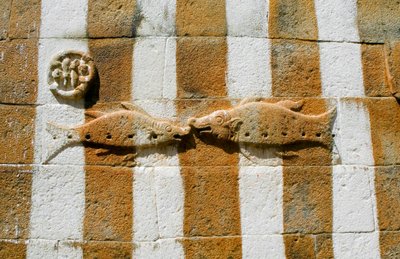 Bas-relief de deux poissons sur l