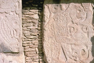 Bas-relief représentant des jaguars arrachant des cœurs humains des victimes sacrificielles - William M. Timlin
