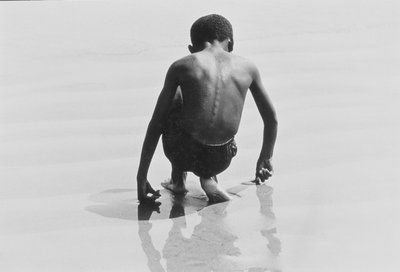 Garçon jouant dans le sable à Coney Island - Unbekannter Künstler