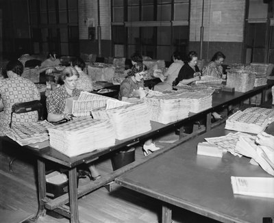Travailleurs du Bureau de la gravure (photo n/b) - Unbekannt