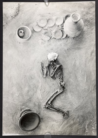 Groupe funéraire dans le cimetière du site H, Tranchée Est, Fouilles de Harappa, Mohenjo-Daro - Unbekannter Künstler