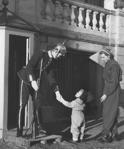 Carl XVI Gustaf enfant dans le parc du château de Haga à Stockholm - Unbekannter Künstler