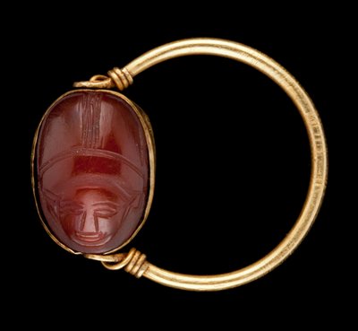Scarabe en cornaline avec visage humain serti dans une bague en or - Unbekannt