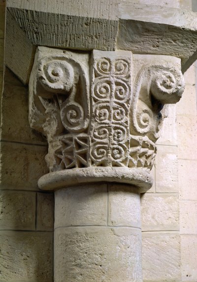 Colonne sculptée décorée de crosses et de spirales - Unbekannt