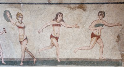 Chambre des Dix Jeunes Filles ou la mosaïque des "filles en bikini". Vue générale sur le panneau supérieur: poids, lancer de disque et course. IIIe - IVe siècle. Villa romaine du Casale, Sicile. Site UNESCO. - William M. Timlin