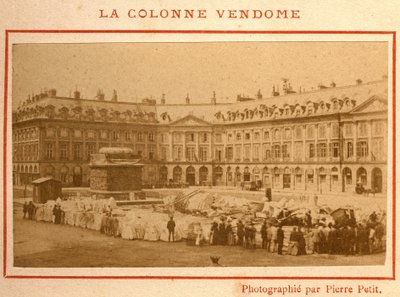 Commune de Paris (1871) : destruction de la colonne Vendôme en mai 1871. Photographie de Pierre Pepetit. Impression sur carton, Dim. 9x5,4 cm - Unbekannt