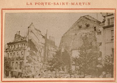 Commune de Paris (1871) : vue de la Porte Saint Martin à Paris détruite en mai 1871. Photographie de Pierre Pepetit. - Unbekannt