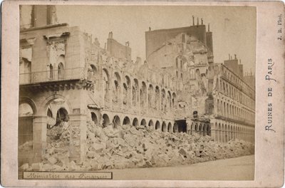 Commune de Paris : vue des ruines du Ministère des Finances à Paris en mai 1871. Photographie J.R. Dim. 16,3X10,8 cm - Unbekannt
