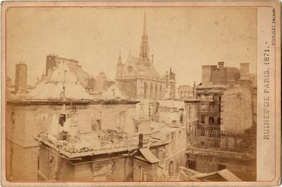 Commune de Paris : vue des ruines du Palais de Justice et de la Sainte Chapelle à Paris en mai 1871 - Unbekannter Künstler