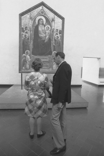 Couple de touristes devant la Maestà de Giotto ou la Madone aux Saints, tempera sur panneau, Giotto di Bondone (1267 env.-1337), Galerie des Offices, Florence - Unbekannt