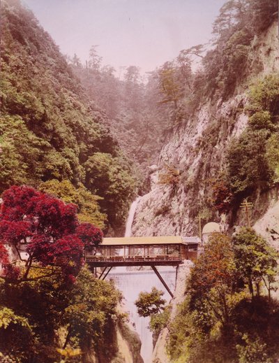 Pont couvert dans une gorge escarpée, avec des cascades en arrière-plan, Japon, vers 1890-1910 - Unbekannt