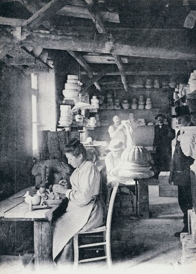Artisans au travail fabriquant de la poterie d