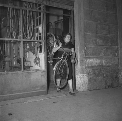 Cycliste Alfonsina Strada (Alfonsa Rosa Maria Morini) sortant de son magasin au 80 rue Varesina, Milan, Italie - Unbekannter Künstler