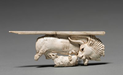Plaque décorative : Vache allaitant son veau, 900-800 av. J.-C. - Unbekannt