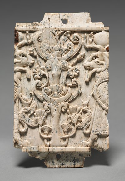 Plaque décorative : Sphinx à tête de bélier flanquant un arbre sacré, 900-800 av. J.-C. - Unbekannt