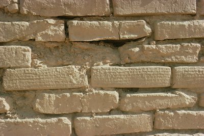 Détail des briques portant des inscriptions cunéiformes du Ziggurat, construit par le roi élamite Untash-Gal (vers 1265-46 av. J.-C.) - Unbekannt