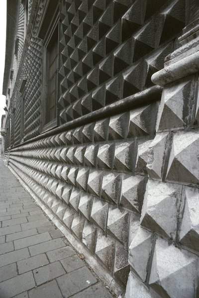 Détail de la façade du Palazzo dei Diamanti, Ferrare, Italie - Benjamin Baud