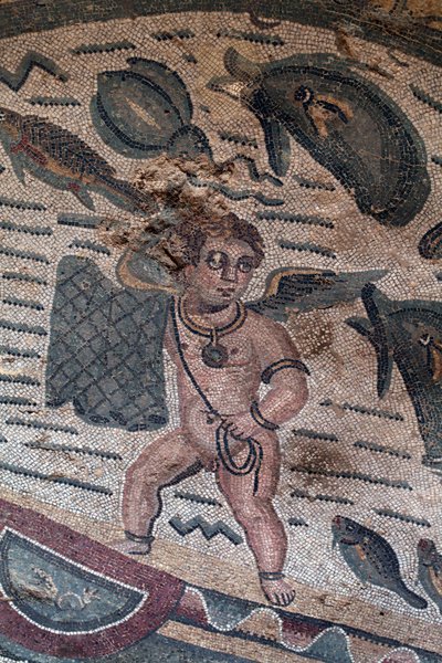 Détail de la mosaïque des Putti pêcheurs. Pêche au filet. IIIe - IVe siècle. Villa romaine du Casale, Sicile. Site UNESCO. - William M. Timlin