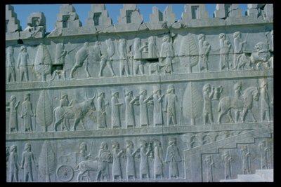 Détail de la frise en relief sur l