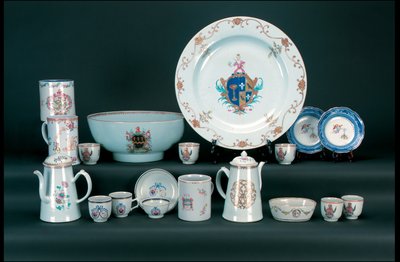 Service de table comprenant une paire de soucoupes armoriées famille rose - Unbekannt