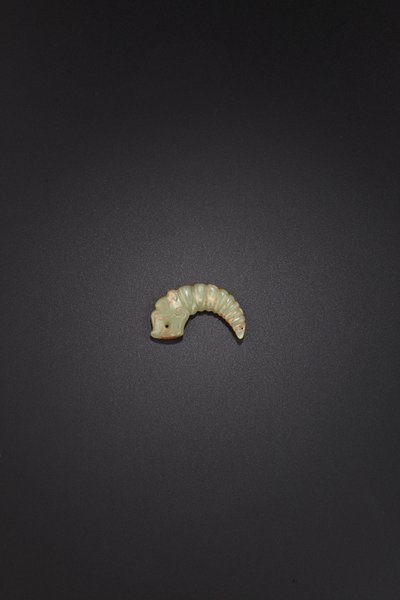 Pendentif dragon-ver à soie, fin de la dynastie Shang-début de la dynastie Zhou occidentale, XIe-IXe siècle av. J.-C. - Unbekannt