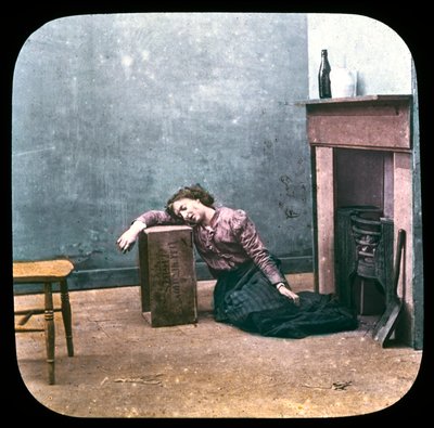 Femme ivre sur le sol devant la cheminée, vers 1895 - Unbekannt