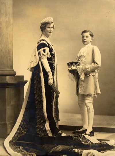 Duchesse Evelyn et Michael Baillie au couronnement de George VI, par Speight Ltd - William M. Timlin