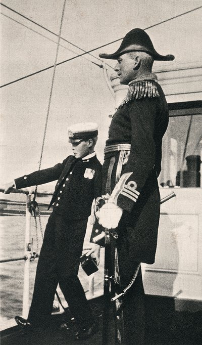 Édouard, Prince de Galles, premier enfant du roi George V, photographié avec Sir Charles Cust à bord d