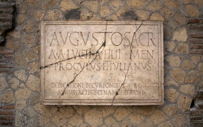 Épigraphe sur marbre, collège des Augustales, site archéologique d