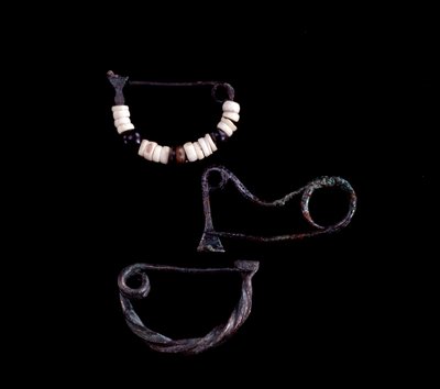 Art étrusque : trois types de fibules en bronze de la tombe 59 de Poggio Selciatello, Pian della Regina, Tarquinia - 9e siècle av. J.-C. - Unbekannt