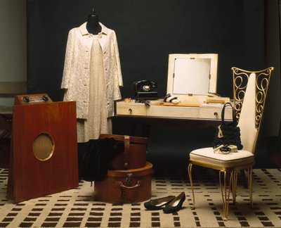 Mode et mobilier des années 1920 (Années folles) : radio anglaise Murphy 146, mobilier de salle de bain en ébène makassar et parchemin Dominique, siège en cuir blanc et fer forgé, téléphone de table Monophone électrique inc États-Unis - Unbekannt