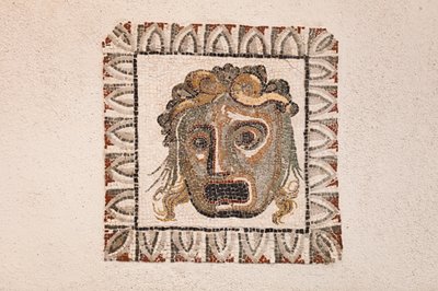 Mosaïque de sol datant du 1er siècle av. J.-C. représentant un masque de Dionysos, d