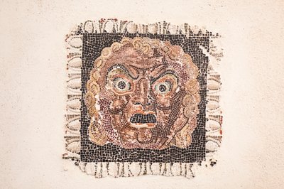 Mosaïque de sol datant du 1er siècle av. J.-C. représentant un masque de Dionysos, d