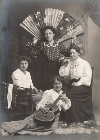 Quatre dames avec cor, guitare et éventail, France, c.1920 (photo n/b) - Unbekannter Künstler