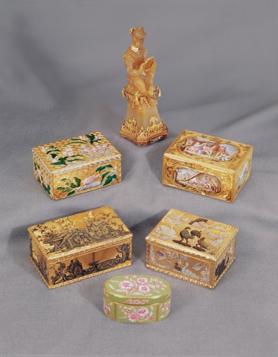Quatre boîtes à tabac en or émaillé style Louis XV, Stroganoff, et boîte à tabac allemande en forme de singe - Unbekannt