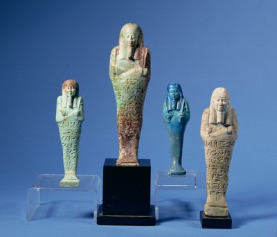 Quatre figurines Shabti vertes ou bleues émaillées, trois avec des bandes horizontales d