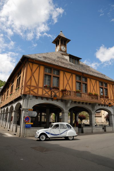 France, Arreau, Citroën 2CV sur la route à côté du marché couvert médiéval (photo) - Unbekannter Künstler