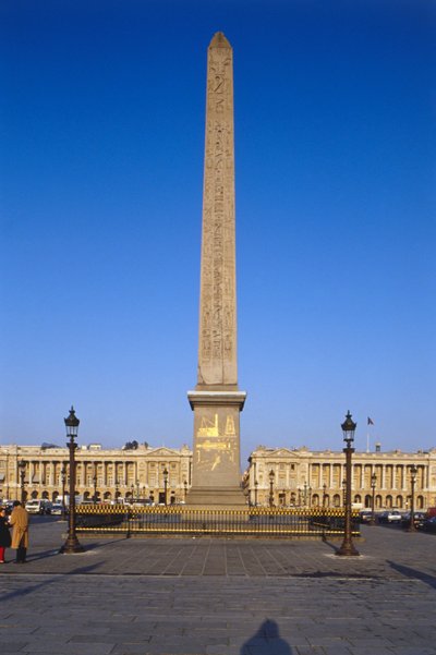 France, Paris, Obélisque de Louxor à la Place de la Concorde, obélisque égyptien dominant un bâtiment couvert de hiéroglyphes dorés. - Unbekannt