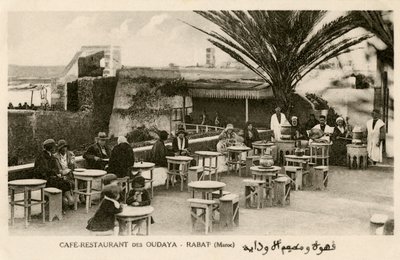 Français et Marocains au Café Oudaya, Rabat - Unbekannter Künstler