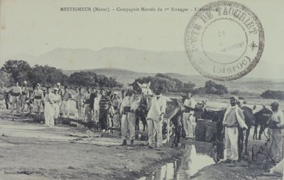 Légionnaire colonial français en patrouille près des montagnes de l