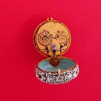 Montre de poche française avec boîtier en or émaillé en relief avec des fleurs blanches et du feuillage avec des marques noires, par Goullons, vers 1650 (montrant la plaque intérieure) - Unbekannt