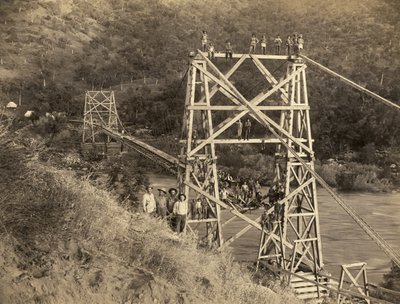 Fresno, Californie : 1890 Cette photographie de C.C. Curtis montre le pont Smith et Moore sur la rivière Kings, qui fait partie du canal construit par Hiram T. Smith et Austin D. Moore pour transporter du bois des Sierras pour leur entreprise, la Kings Riv - Unbekannt