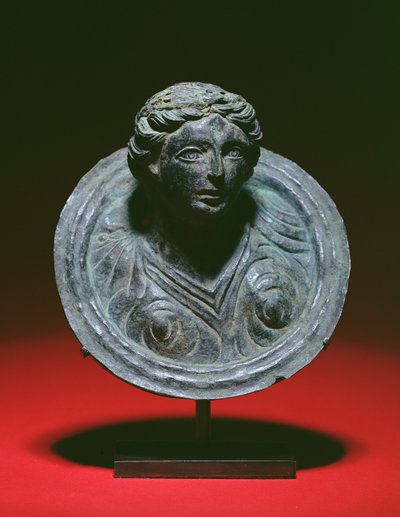 Applique ronde gallo-romaine en repoussé avec le buste d