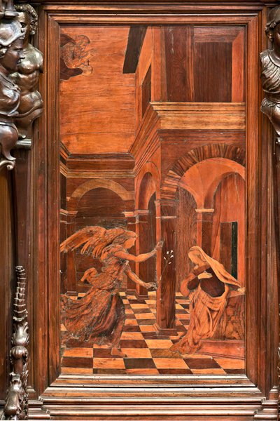 Gênes, Duomo (cathédrale Saint-Laurent), intérieur, presbytère, abside, chœur, côté sud : "Annonciation", marqueterie de bois par Gian Michele De