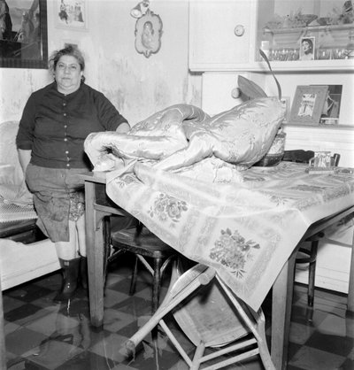 Marée haute à Venise (acqua alta ou inondations) : une résidente dans sa maison. 1962 Venise - Unbekannt