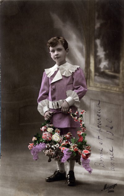 Carte de vœux de Bonne Année : Un enfant tenant un panier de fleurs - Unbekannt