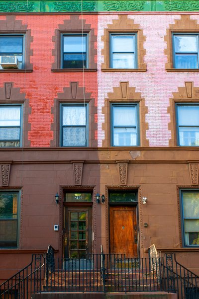 Boutiques et bâtiments de la rue de Harlem, New York, 2021 - Alec Hunter