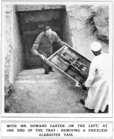 Howard Carter (1874-1939) retirant des trésors de la tombe de Toutankhamon - Unbekannt