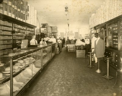 Intérieur du magasin de chaussures John Sewell & Co. au 304-6 12th Avenue (Flagler Street), vers 1910 - Unbekannt